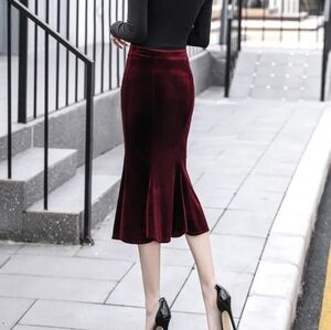 Women's Magenta Velvet Midi Skirt